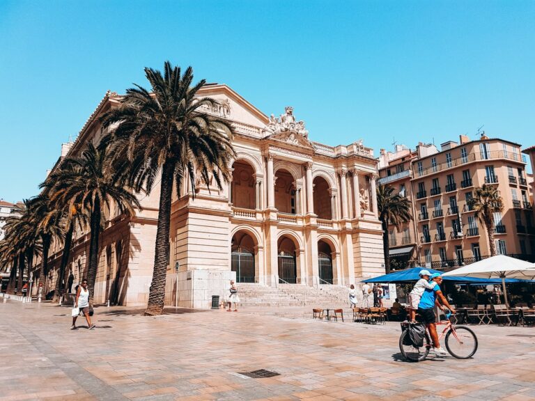 Une place dans la ville de Toulon