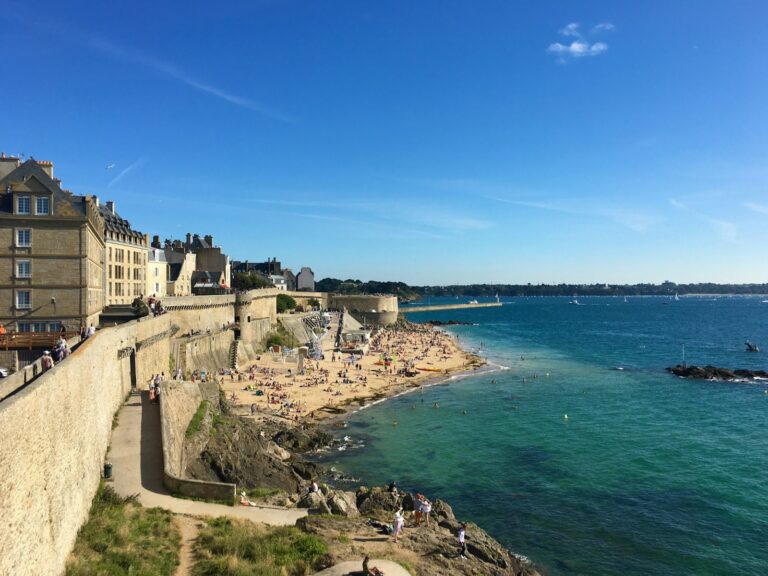 Une photo de Saint-Malo depuis les remparts