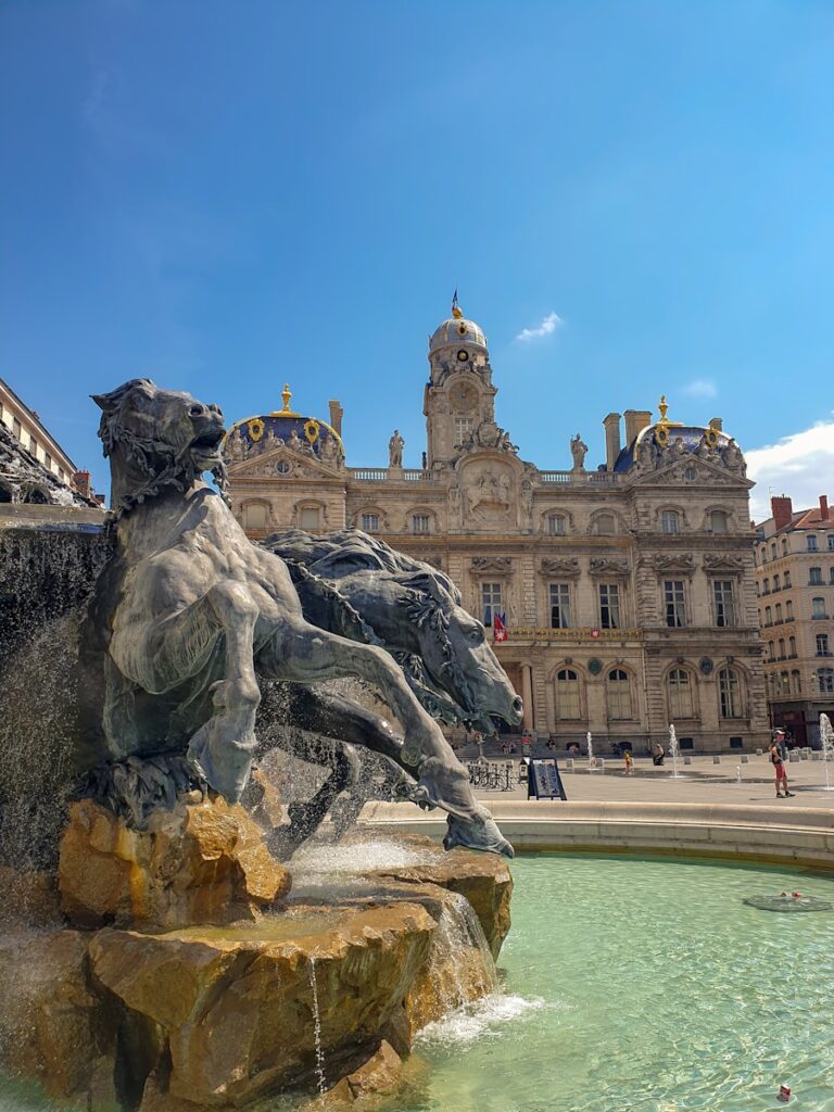 Une fontaine sur une place à Lyon