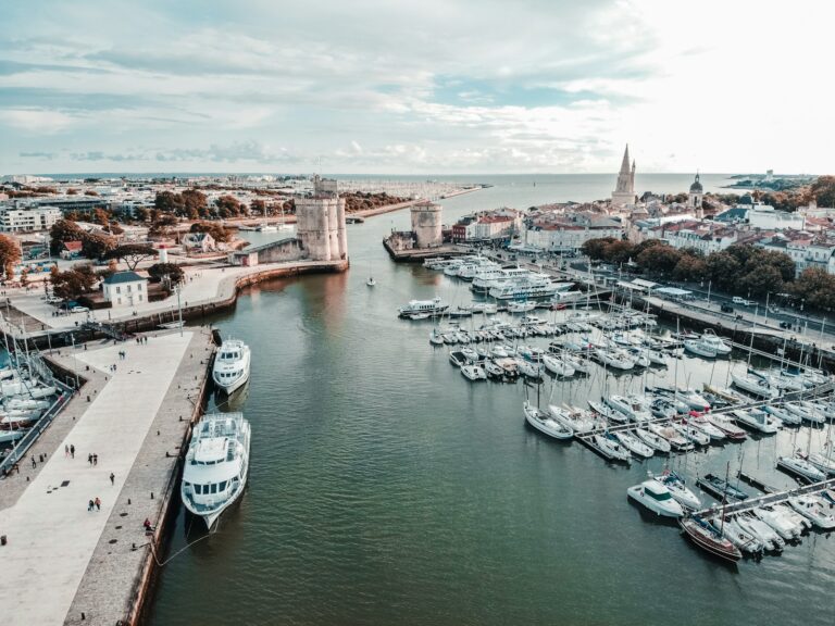 Vue aérienne du vieux port de La Rochelle et ses deux tours