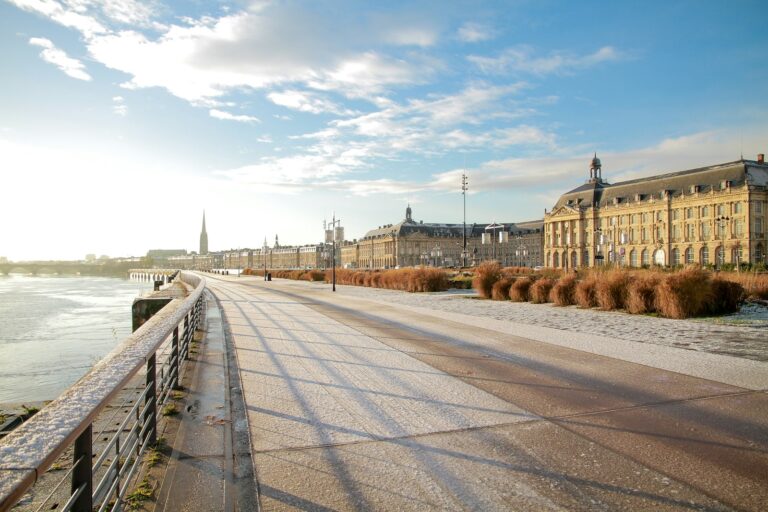 Une vue de la Place de la Bourse à Bordeaux un matin d'hiver