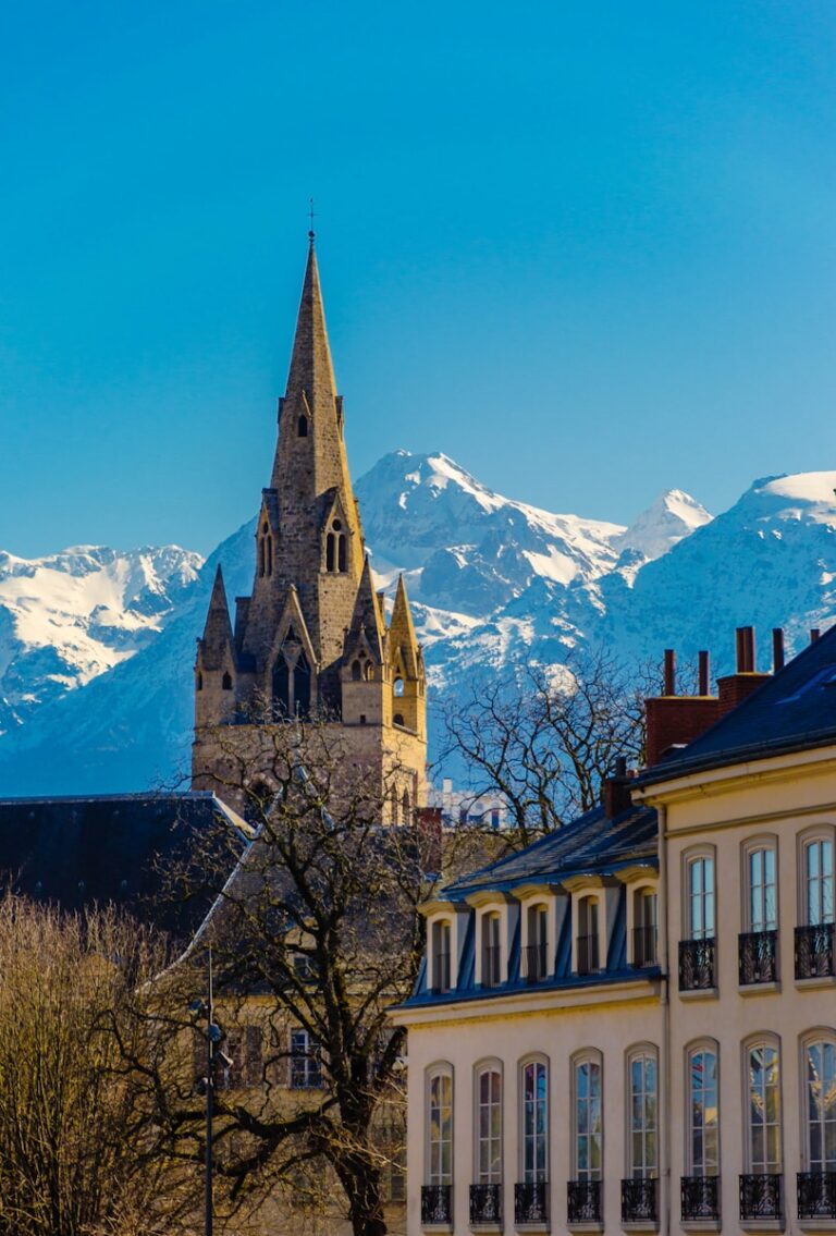 Un clocher devant les montagnes, à Grenoble