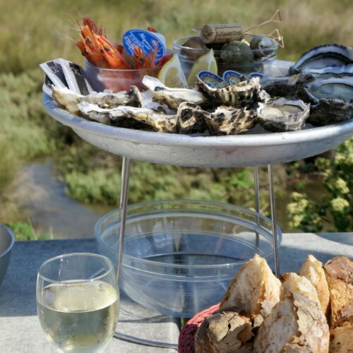 Fruits de mer, pain et vin blanc à la cabane de dégustation de fruits de mer, La Cabane des Jaud au port de Meyran Ouest à Gujan-Mestras.