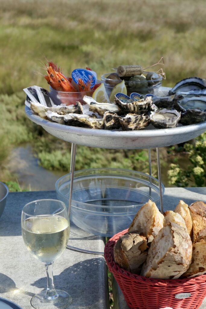 Fruits de mer, pain et vin blanc à la cabane de dégustation de fruits de mer, La Cabane des Jaud au port de Meyran Ouest à Gujan-Mestras.