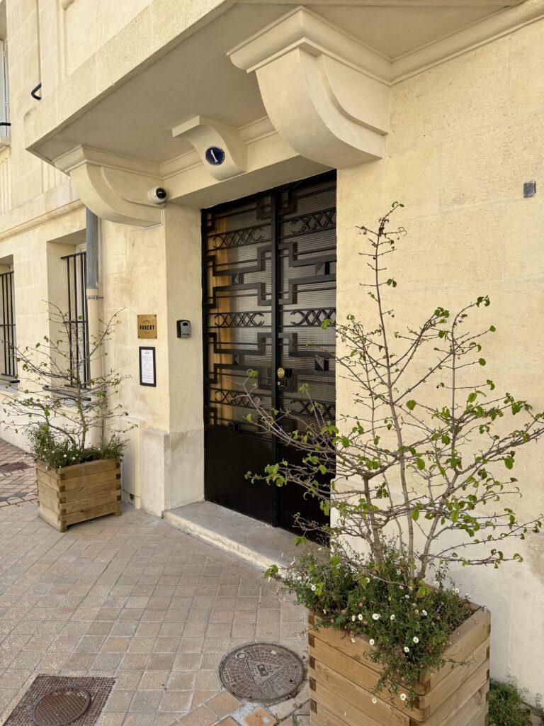 L'entrée de chez Maison Hubert, Entrée de Maison Hubert, à Bordeaux, dans le quartier des Chartrons