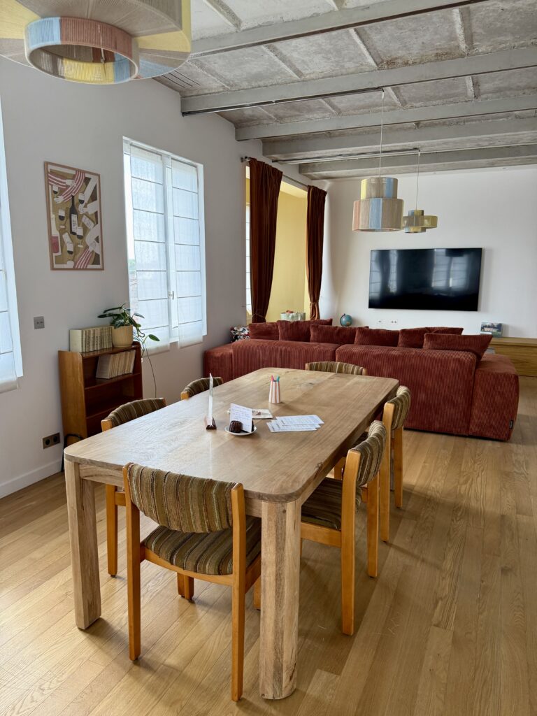 Grande pièce de vie de l'un des appartements de Maison Hubert, Entrée de Maison Hubert, à Bordeaux, dans le quartier des Chartrons