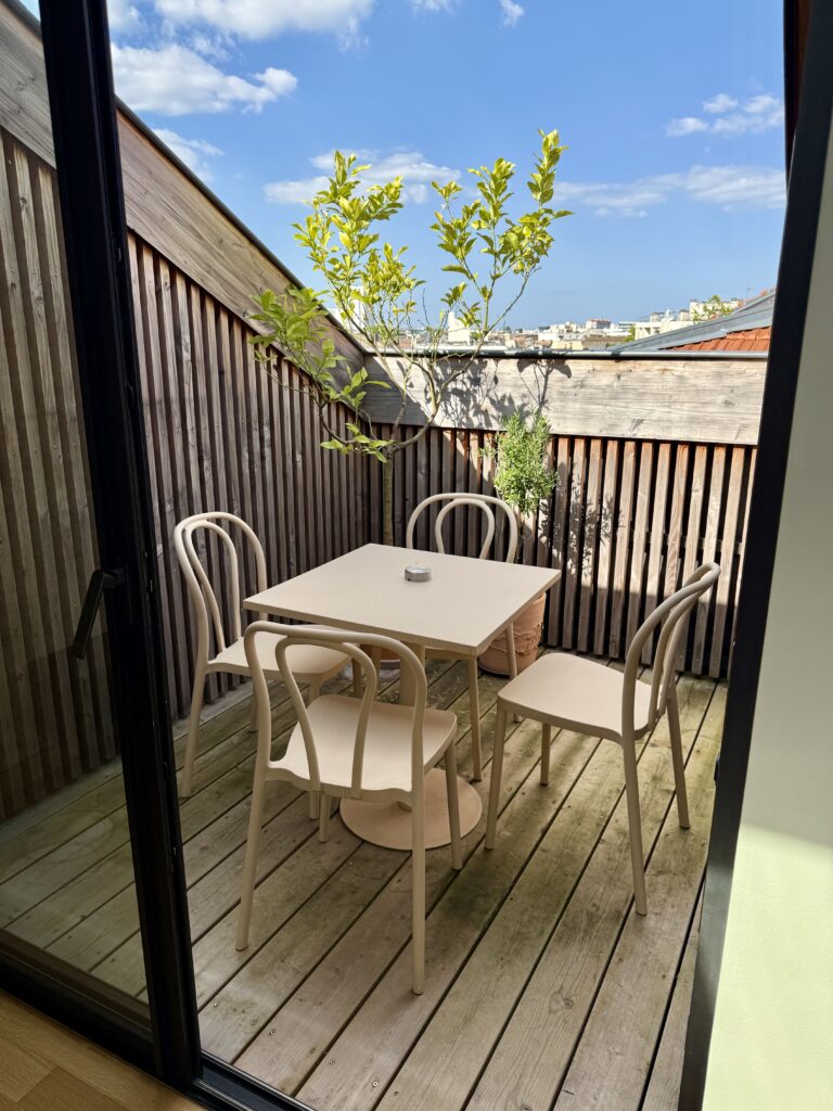 Terrasse extérieure de l'un des appartements de Maison Hubert, Entrée de Maison Hubert, à Bordeaux, dans le quartier des Chartrons