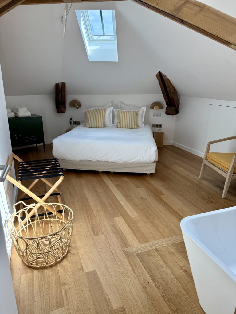Une chambre principale, avec une baignoire, de l'un des appartements de Maison Hubert, Entrée de Maison Hubert, à Bordeaux, dans le quartier des Chartrons