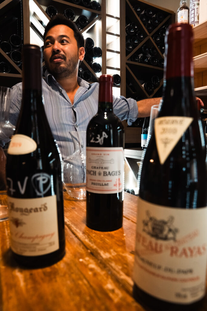 La cave à vin avec le sommelier, du restaurant taïwanais Bui Bui, à Bordeaux