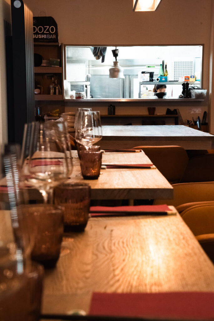 La salle avec vue sur la cuisine ouverte, du restaurant taïwanais Bui Bui, à Bordeaux