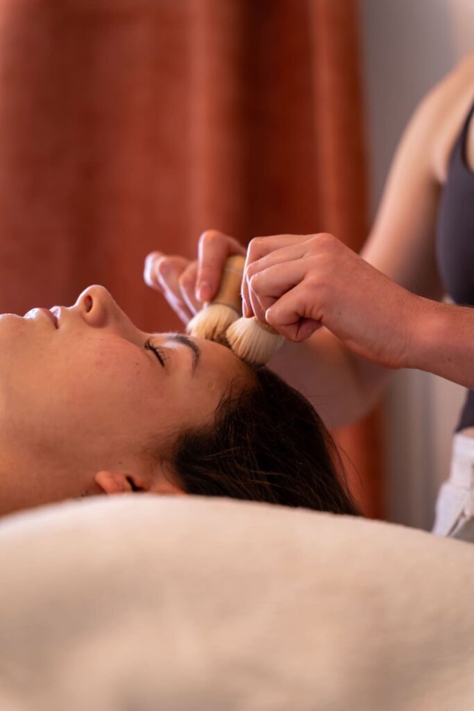 Soin précis et relaxant par Anaya Beauté à Rennes.