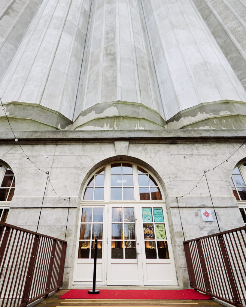 Entrée de Big Luck à Marquette-lez-Lille dans le bâtiment des Grands Moulins de Paris