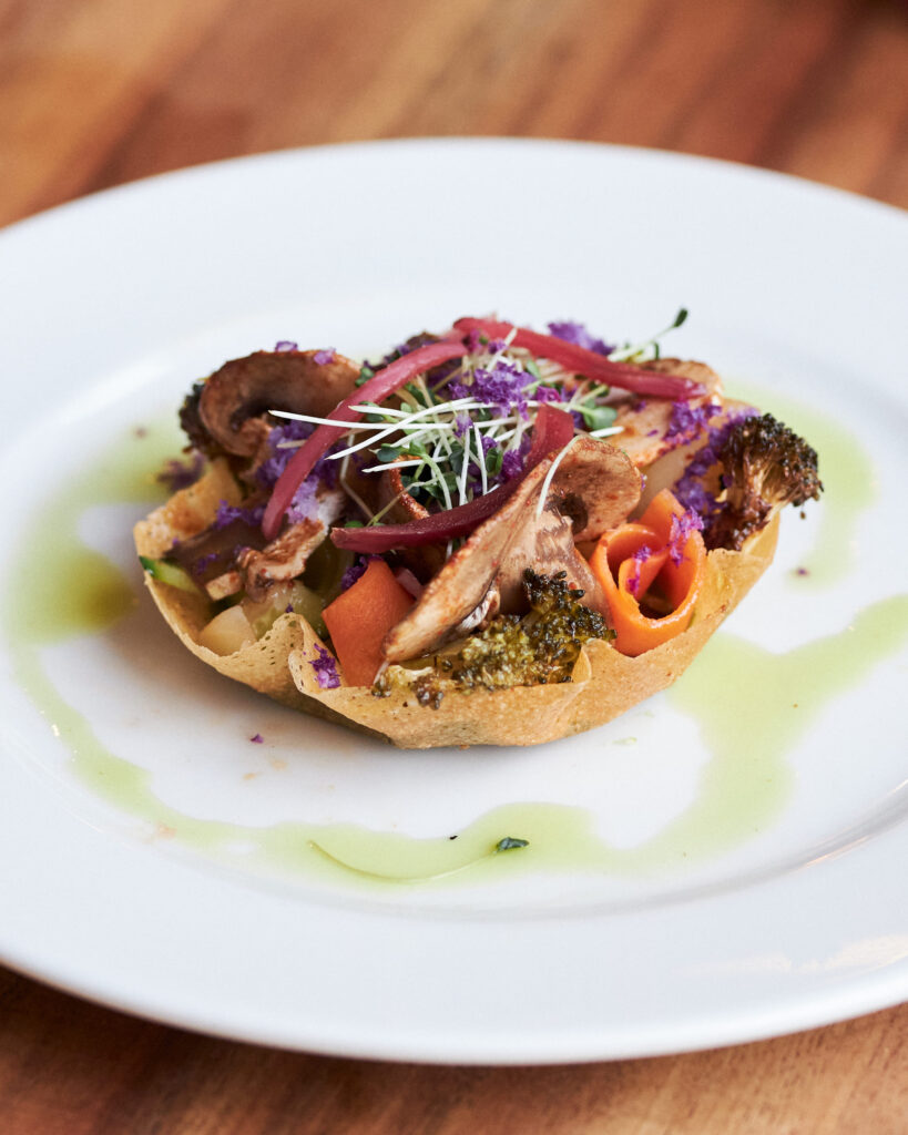 Plat de brasserie servi chez Big Luck à Marquette-lez-Lille avec légumes, champignons et herbes fraîches