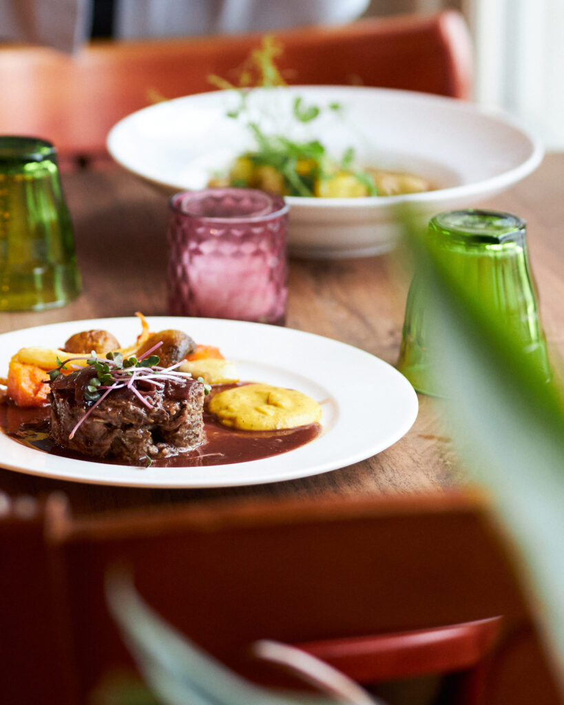 Plat de brasserie servi chez Big Luck à Marquette-lez-Lille avec viande en sauce et légumes