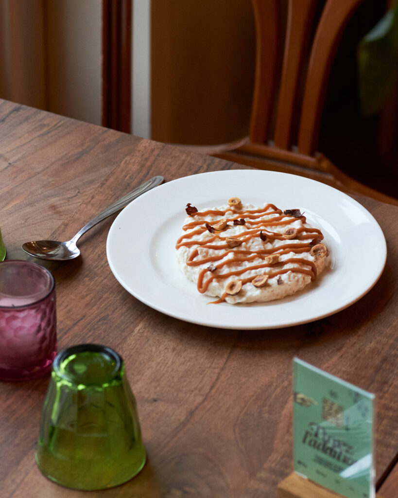 Dessert servi chez Big Luck à Marquette-lez-Lille avec crème, caramel et noisettes