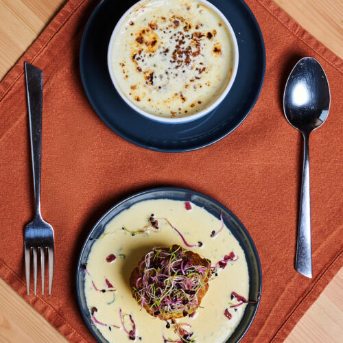 Assiettes de cuisine maison du bistrot Heureux Hasard à Lille avec crème gratinée et plat en sauce