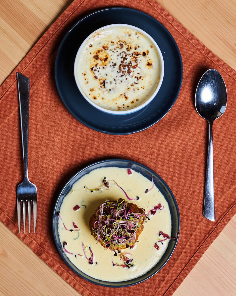 Assiettes de cuisine maison du bistrot Heureux Hasard à Lille avec crème gratinée et plat en sauce