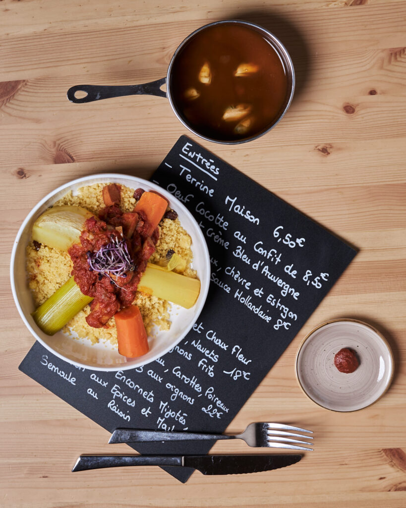 Plat de cuisine maison du bistrot Heureux Hasard à Lille avec semoule, légumes et sauce tomate