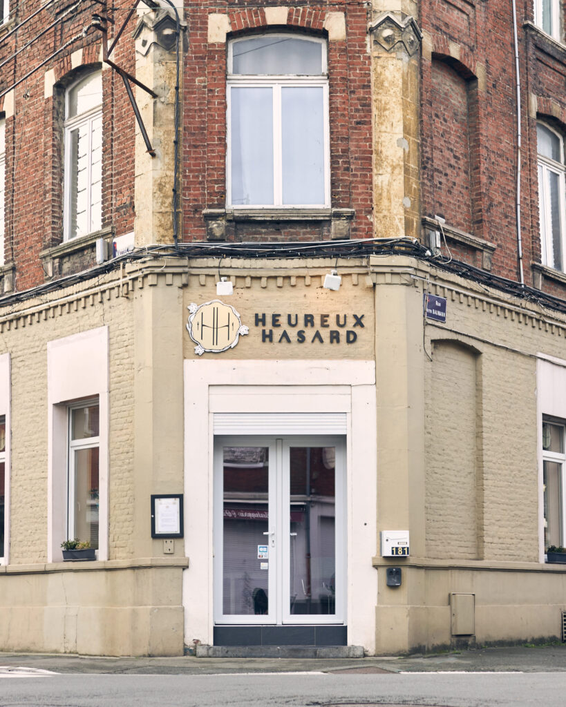 Devanture du bistrot Heureux Hasard à Lille entre Fives et Hellemmes