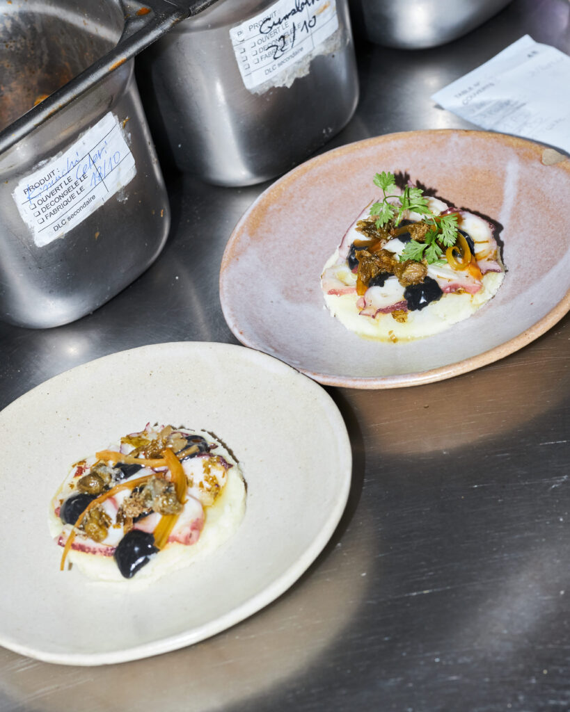 Assiettes bistronomiques dressées en cuisine chez Bleu Canard à Lille avec poulpe et garnitures