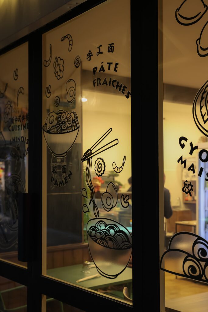 Décoration de la devanture de 4 Miau à Perpignan