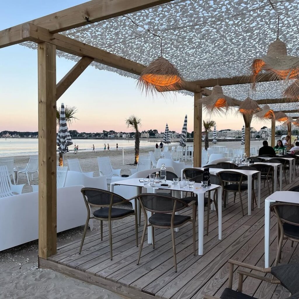 Extérieur du restaurant Le B sur la plage de La Baule