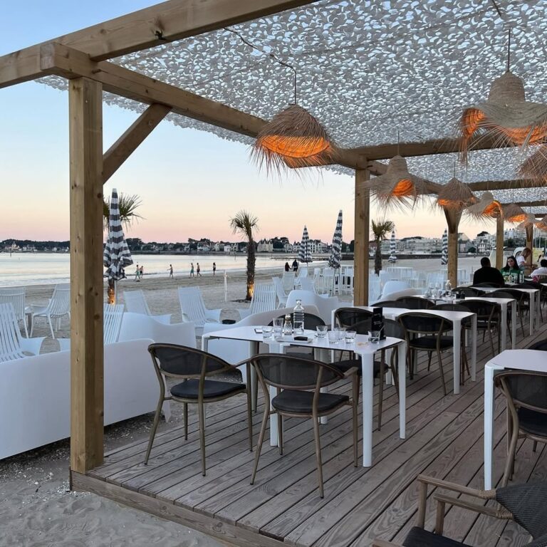 Extérieur du restaurant Le B sur la plage de La Baule