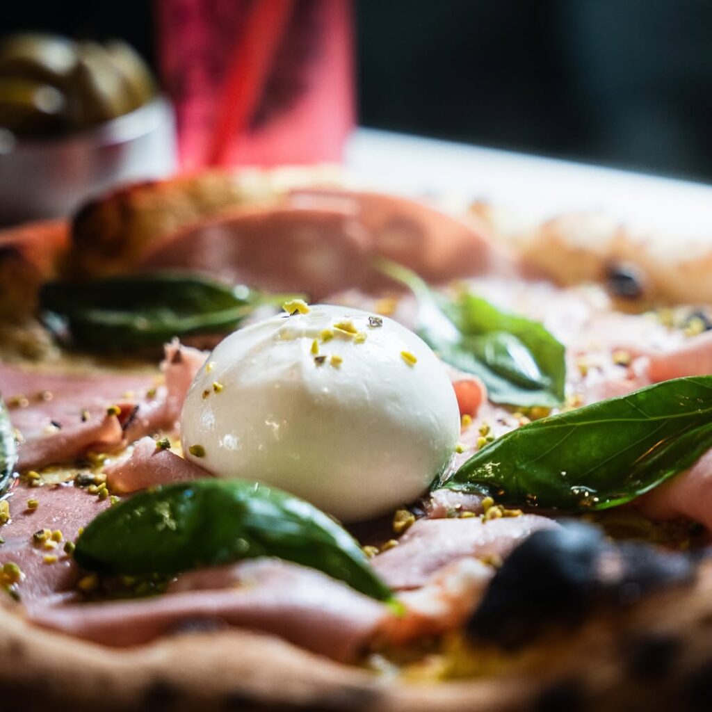 Pizza napolitaine du restaurant Jularo, à La Chapelle des Marais