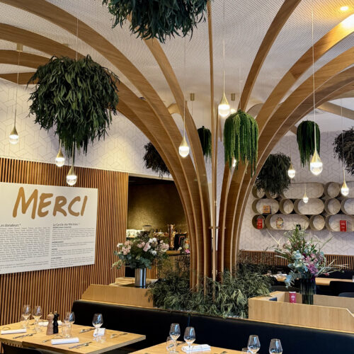 Une décoration orchestrée autour d'un arbre en bois somptueux