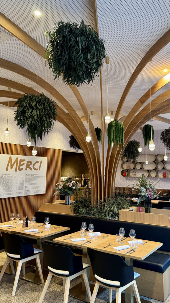 Une décoration orchestrée autour d'un arbre en bois somptueux