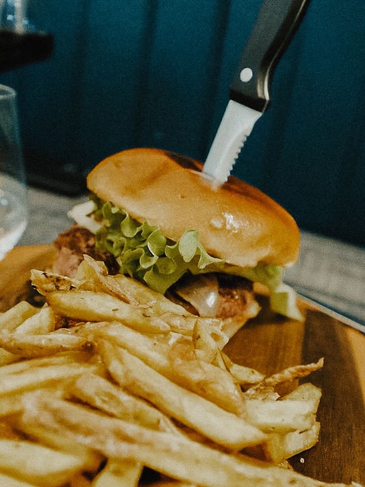 Frites et burger maison d'un foodtruck qui sillone sur Momères, Dours, Trie sur Baïse, Aureilhan, Luc et Odos