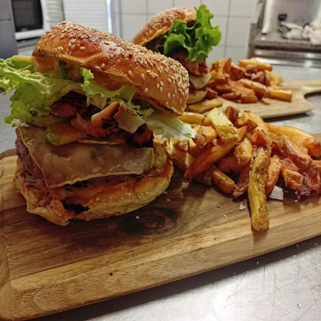 Burger appétissant d'un foodtruck qui sillone sur Momères, Dours, Trie sur Baïse, Aureilhan, Luc et Odos