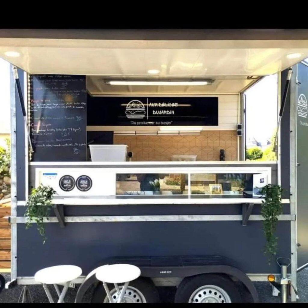 L'éxtérieur d'un foodtruck qui sillone sur Momères, Dours, Trie sur Baïse, Aureilhan, Luc et Odos