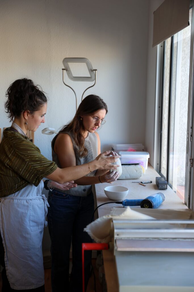 Léa céramiste accompagne une participante lors d'un atelier poterie chez Boobs and Clay à Cabestnay