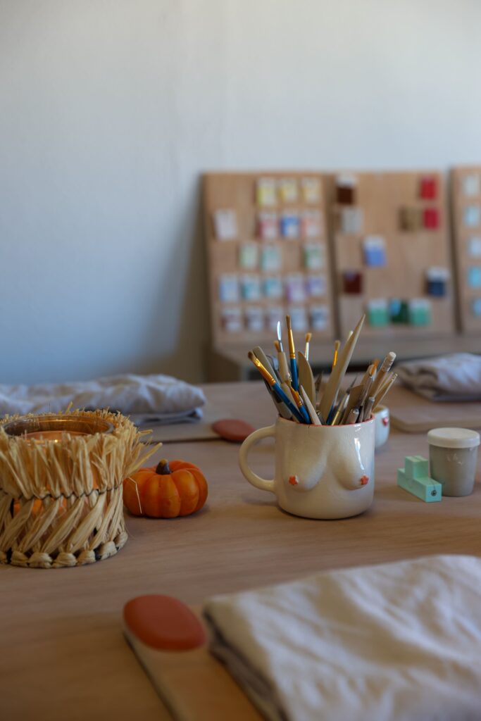 Le plan de travail des atelier poterie chez Boobs and Clay à Cabestany