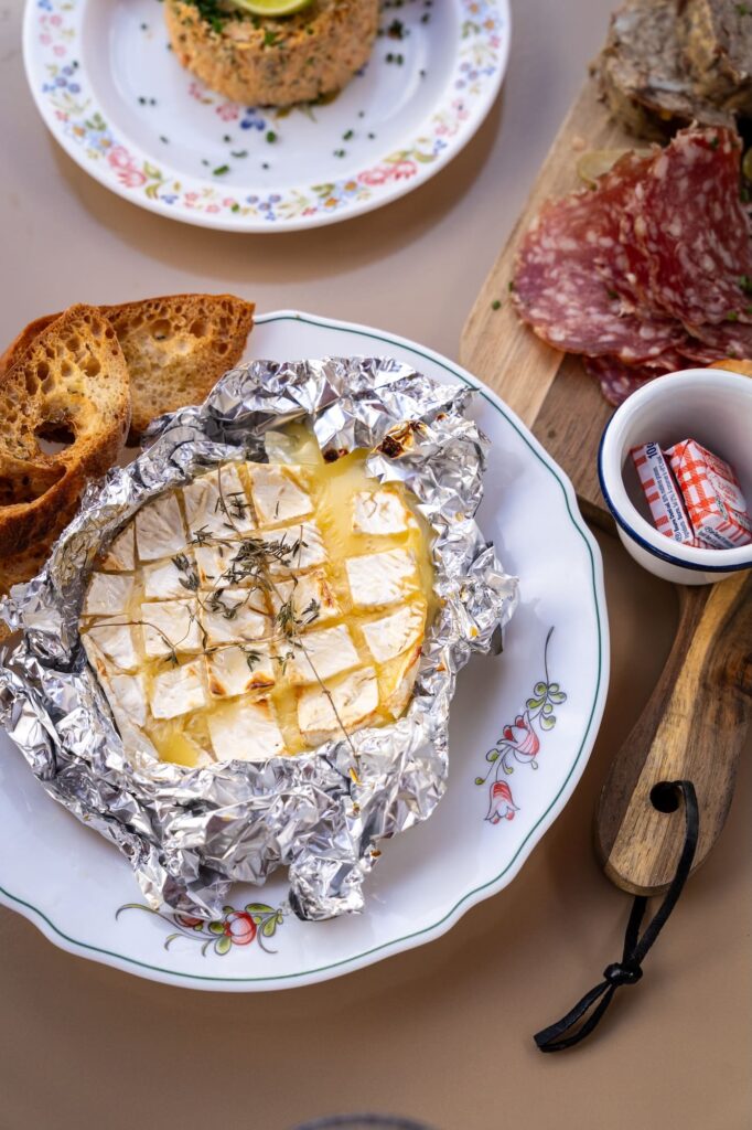 Camembert roti, doré, crémeux et irrésistiblement gourmand au bistrot de la greve a saint-malo
