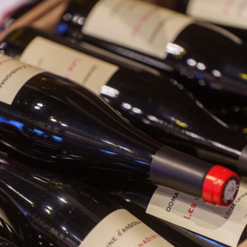 Bouteilles de vin rouge aux Caves Maillol à Perpignan