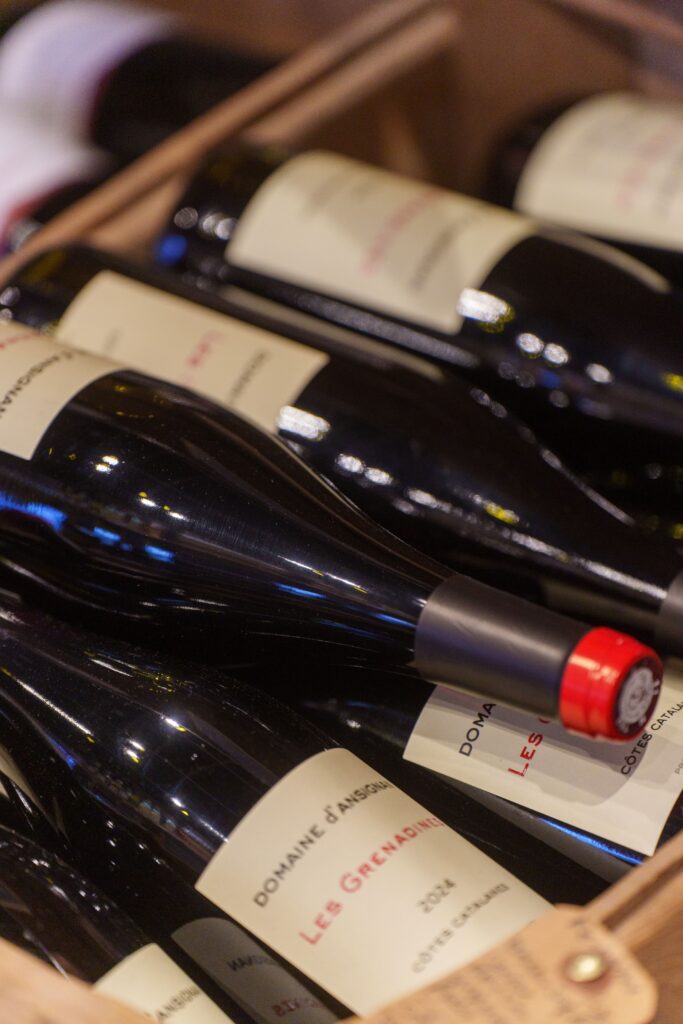 Bouteilles de vin rouge aux Caves Maillol à Perpignan