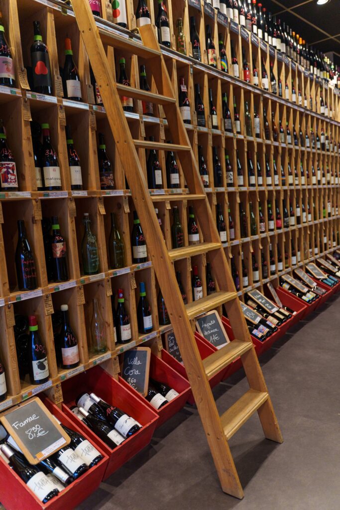 Les rayons de vins des Caves Maillol à Perpignan