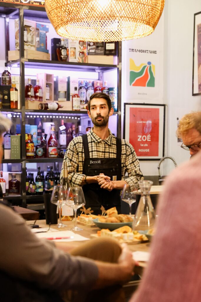 Benoît, animateur des ateliers oenologiques aux Caves du Roussillon avenue Julien Panchot à Perpignan