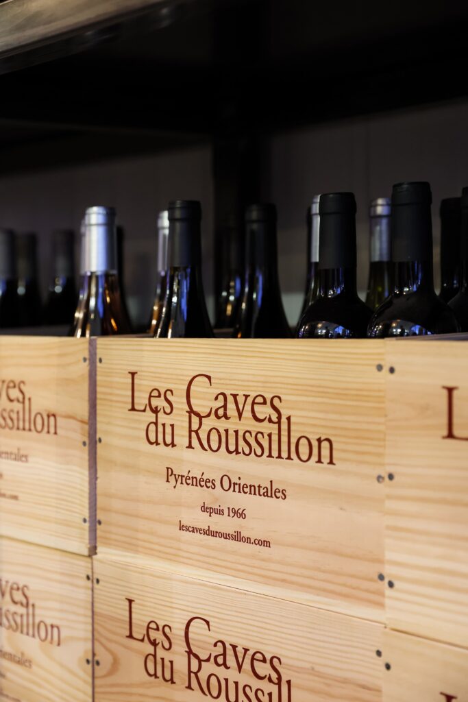 Les caisses de vin des Caves du Roussillon avenue Julien Panchot à Perpignan