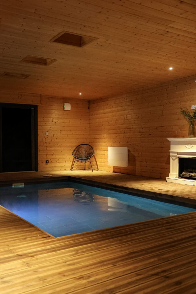 La piscine intérieur chauffée du Chalet le Paradis Perdu à Fontpédrouse