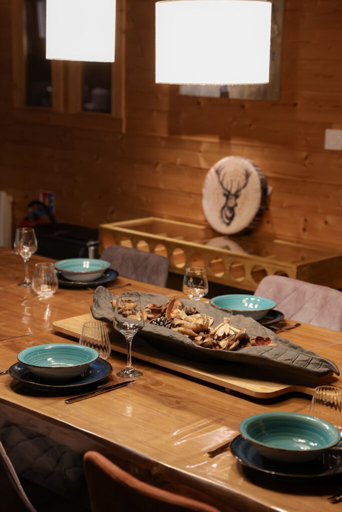 La table de la salle à manger du Chalet le Paradis Perdu à Fontpédrouse