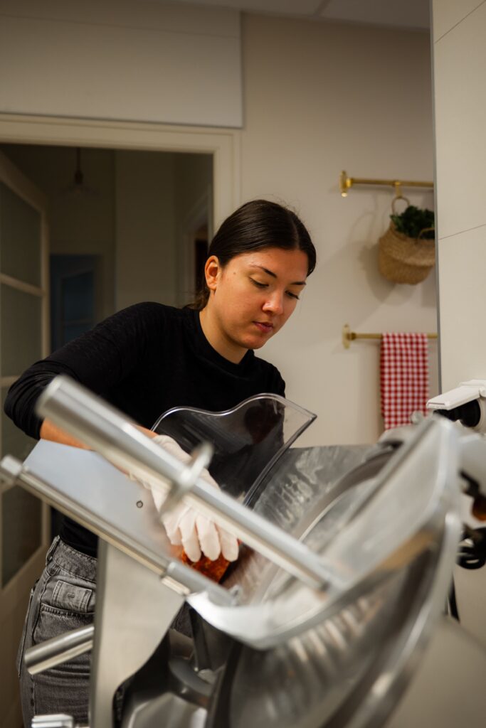 Préparation de la planche de charcuterie et de fromages chez Papilles, à Rennes