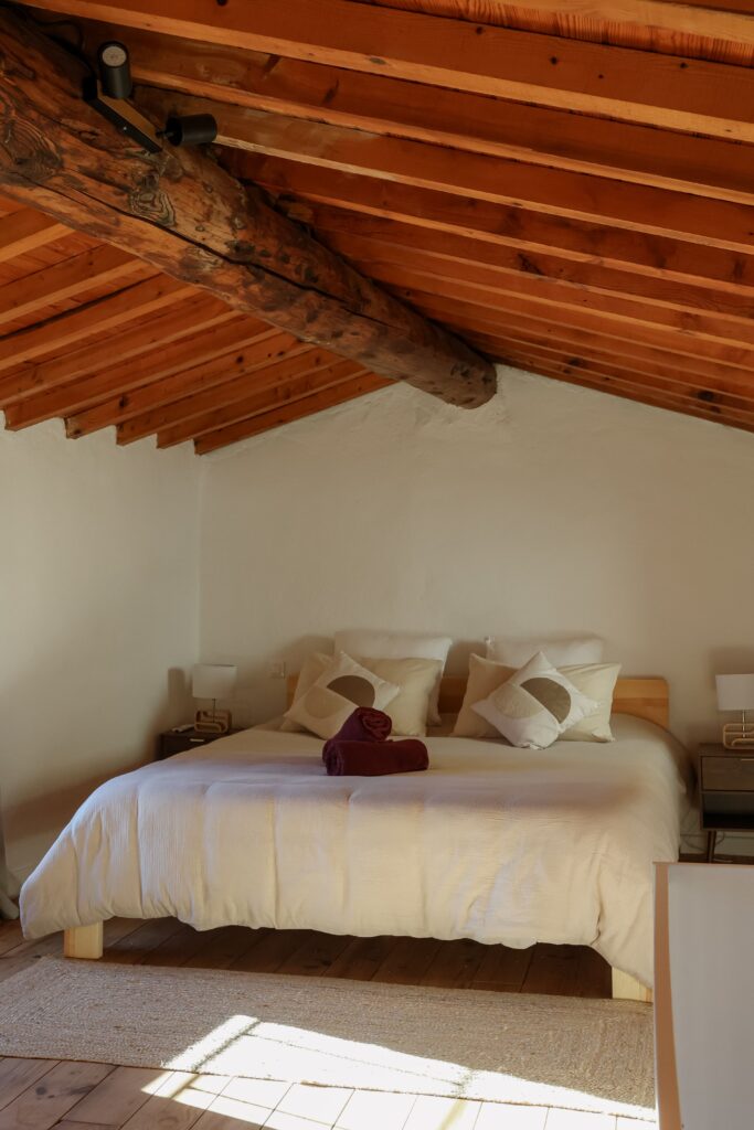 La chambre parentale du Charming Stone Lodge à Eus