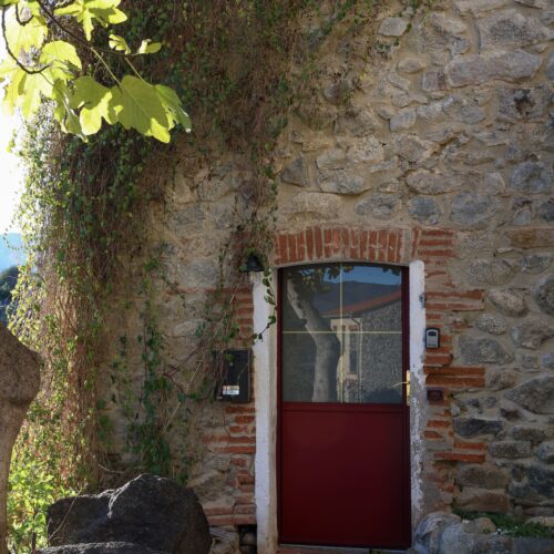 L'entrée du Charming Stone Lodge à Eus