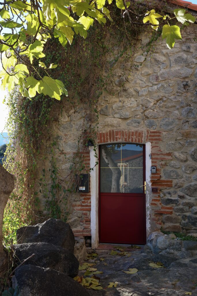 L'entrée du Charming Stone Lodge à Eus
