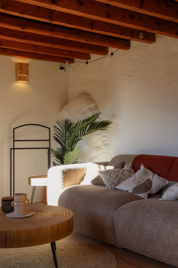 Le salon cosy du Charming Stone Lodge à Eus