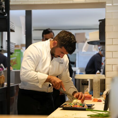 Le chef Christopher en cuisine Chez Christopher à Saleilles