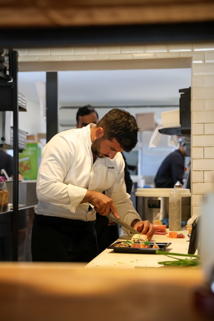Le chef Christopher en cuisine Chez Christopher à Saleilles